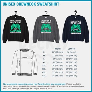K&ouml;nnte beinhalten: Schwarze, graue und marineblaue Unisex-Sweatshirts mit Rundhalsausschnitt mit einem gr&uuml;nen Videospiel-Controller-Motiv und dem Text "Bildung ist wichtig, aber Gaming ist wichtiger". Gr&ouml;&szlig;entabelle mit Breite und L&auml;nge in Zoll und Zentimetern.