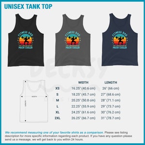 Puede incluir: Un tanque de tirantes unisex con un gr&aacute;fico de estilo retro que dice "Fitness Dad - Like a regular dad but much cooler". El gr&aacute;fico presenta una silueta de una persona levantando pesas. El tanque est&aacute; disponible en negro, gris y azul marino.