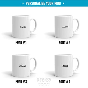Op de afbeelding: Vier witte mokken met verschillende lettertypen waarop de naam "Alexis" is gedrukt. De mokken zijn gerangschikt in een raster van twee rijen en twee kolommen. De tekst "FONT #1", "FONT #2", "FONT #3" en "FONT #4" staat onder elke mok.