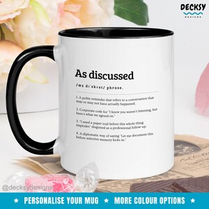 Peut inclure: Mug en c&eacute;ramique blanche avec int&eacute;rieur et anse noirs. La tasse pr&eacute;sente l'expression "As discussed" avec une d&eacute;finition et des points num&eacute;rot&eacute;s. Le mug est d&eacute;cor&eacute; avec le texte "PERSONNALISEZ VOTRE MUG" et "PLUS D'OPTIONS DE COULEURS".