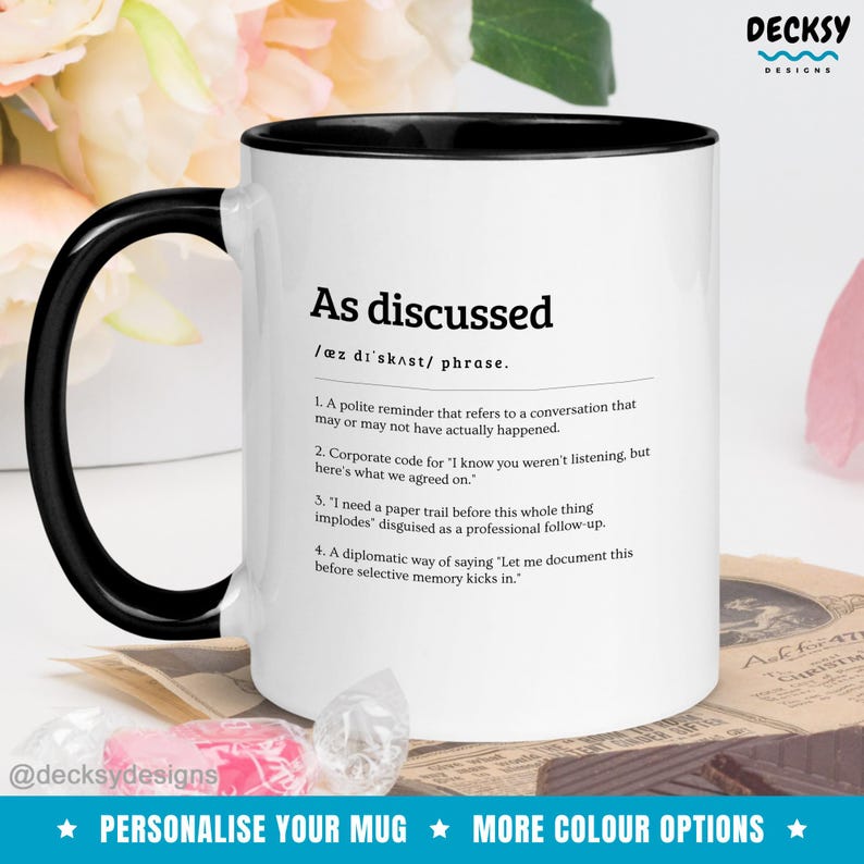 Peut inclure: Mug en c&eacute;ramique blanche avec int&eacute;rieur et anse noirs. La tasse pr&eacute;sente l'expression "As discussed" avec une d&eacute;finition et des points num&eacute;rot&eacute;s. Le mug est d&eacute;cor&eacute; avec le texte "PERSONNALISEZ VOTRE MUG" et "PLUS D'OPTIONS DE COULEURS".