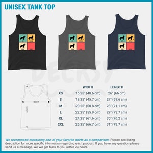 Op de afbeelding: Een unisex tanktop met een retro-ontwerp met een hondensilhouet en de woorden "Sit, Come, Stay, Fetch". De tanktop is verkrijgbaar in zwart, grijs en marineblauw. De maattabel toont de breedte- en lengtematen in inches en centimeters.