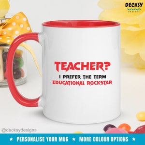K&ouml;nnte beinhalten: Wei&szlig;e Keramiktasse mit rotem Rand. Die Tasse hat ein rotes Motiv mit der Aufschrift "TEACHER? I PREFER THE TERM EDUCATIONAL ROCKSTAR".