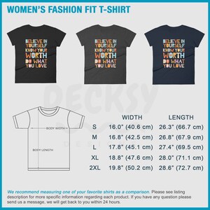 K&ouml;nnte beinhalten: Drei Damen-T-Shirts in Schwarz, Anthrazit und Marineblau. Jedes Shirt zeigt den Text "BELIEVE IN YOURSELF KNOW YOUR WORTH DO WHAT YOU LOVE" in bunten Blockbuchstaben. Gr&ouml;&szlig;en- und Ma&szlig;angaben sind ebenfalls angegeben.