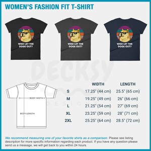 以下が含まれることがあります： サングラスをかけた犬のグラフィックが描かれたレディースTシャツのサイズチャート。チャートには、S、M、L、XL、2XLのサイズに対応する、インチとセンチメートルで表されたシャツの幅と長さが記載されています。シャツには「Who Let The Doge Out?」という文字がプリントされています。