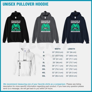 K&ouml;nnte beinhalten: Ein Unisex-Pullover-Hoodie mit einer gr&uuml;nen Gamepad-Grafik und dem Text "Bildung ist wichtig, aber Gaming ist wichtiger". Der Hoodie ist in Schwarz, Grau und Marineblau erh&auml;ltlich. Gr&ouml;&szlig;entabelle mit Breite und L&auml;nge in Zoll und Zentimetern.