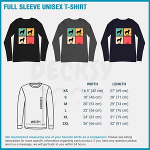 Op de afbeelding: Een zwart, grijs en donkerblauw longsleeve t-shirt met een retro-stijl grafische afbeelding van een hond met de woorden "Sit", "Fetch", "Come" en "Stay". Het t-shirt is verkrijgbaar in de maten XS-2XL. De maattabel toont de breedte en lengte van het t-shirt in inches en centimeters.