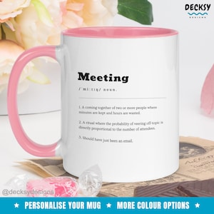 Pode incluir: Caneca de cer&acirc;mica branca com borda rosa. A caneca apresenta um gr&aacute;fico preto e branco com a palavra "Meeting" e uma defini&ccedil;&atilde;o da palavra. O texto diz: "Meeting /mi:tin/ substantivo. 1. Um encontro de duas ou mais pessoas onde os minutos s&atilde;o mantidos e as horas s&atilde;o desperdi&ccedil;adas. 2. Um ritual onde a probabilidade de desviar do t&oacute;pico &eacute; diretamente proporcional ao n&uacute;mero de participantes. 3. Deveria ter sido apenas um e-mail."