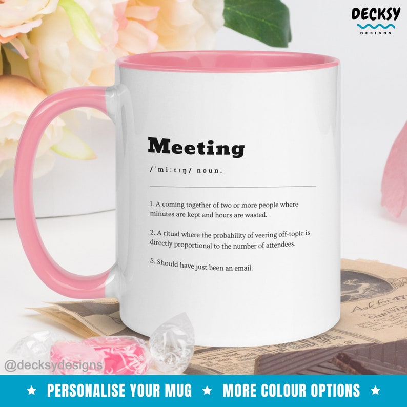 Pode incluir: Caneca de cer&acirc;mica branca com borda rosa. A caneca apresenta um gr&aacute;fico preto e branco com a palavra "Meeting" e uma defini&ccedil;&atilde;o da palavra. O texto diz: "Meeting /mi:tin/ substantivo. 1. Um encontro de duas ou mais pessoas onde os minutos s&atilde;o mantidos e as horas s&atilde;o desperdi&ccedil;adas. 2. Um ritual onde a probabilidade de desviar do t&oacute;pico &eacute; diretamente proporcional ao n&uacute;mero de participantes. 3. Deveria ter sido apenas um e-mail."