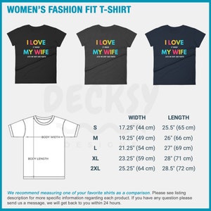 Pu&ograve; includere: Tre magliette con la scritta "I LOVE IT WHEN MY WIFE LETS ME BUY CAR PARTS" a lettere colorate. Le magliette sono nere, grigio scuro e blu navy. Un diagramma mostra le misure delle magliette in cm.