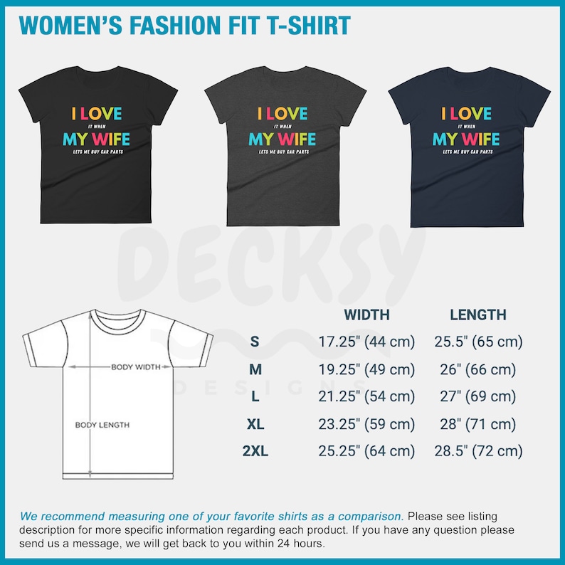 Pu&ograve; includere: Tre magliette con la scritta "I LOVE IT WHEN MY WIFE LETS ME BUY CAR PARTS" a lettere colorate. Le magliette sono nere, grigio scuro e blu navy. Un diagramma mostra le misure delle magliette in cm.