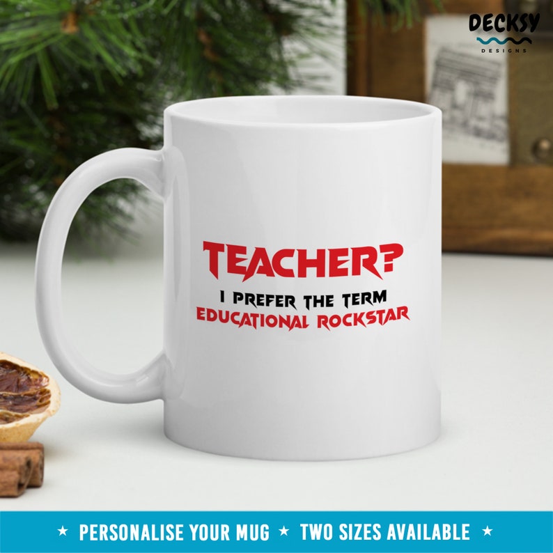 K&ouml;nnte beinhalten: Wei&szlig;e Keramiktasse mit einer roten Grafik, auf der "TEACHER? I PREFER THE TERM EDUCATIONAL ROCKSTAR" steht.