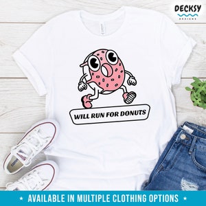 Puede incluir: Camiseta blanca con un donut de dibujos animados corriendo y el texto "WILL RUN FOR DONUTS".