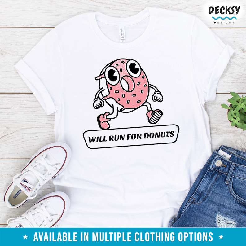 Puede incluir: Camiseta blanca con un donut de dibujos animados corriendo y el texto "WILL RUN FOR DONUTS".