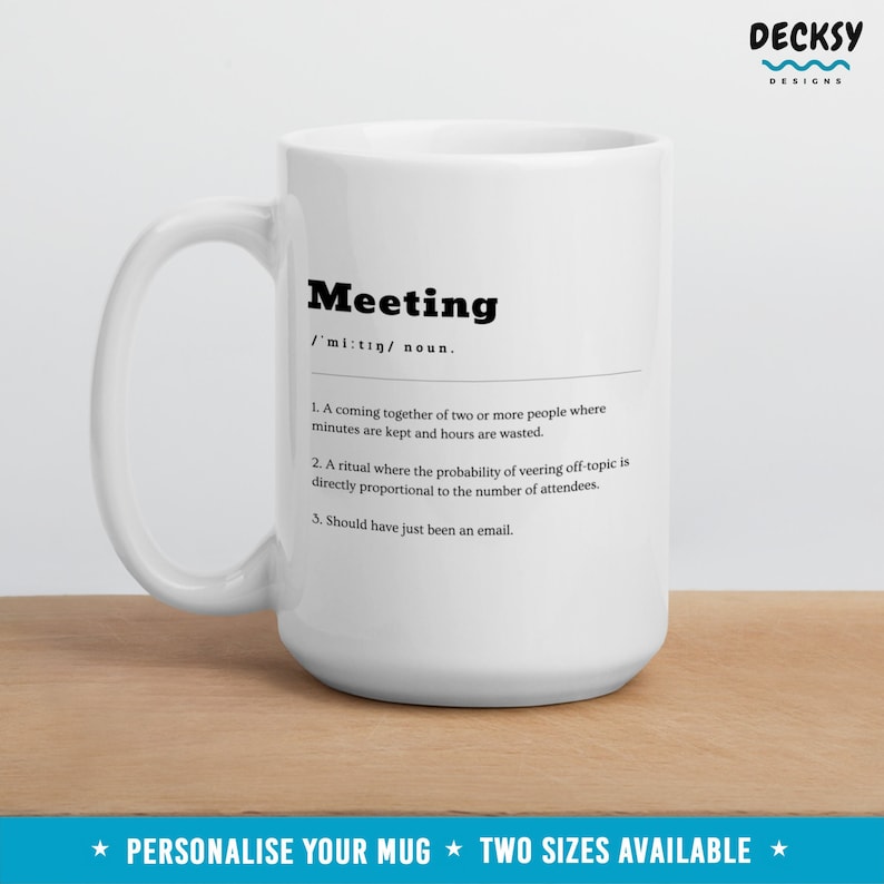 Pode incluir: Caneca de cer&acirc;mica branca com uma defini&ccedil;&atilde;o em preto e branco da palavra "Meeting" impressa nela. A defini&ccedil;&atilde;o &eacute; uma interpreta&ccedil;&atilde;o humor&iacute;stica da palavra, descrevendo-a como uma reuni&atilde;o onde os minutos s&atilde;o contados e as horas s&atilde;o desperdi&ccedil;adas. A caneca tamb&eacute;m inclui o texto "DECKSY DESIGNS" e "PERSONALIZE SUA CANECA DOIS TAMANHOS DISPON&Iacute;VEIS".