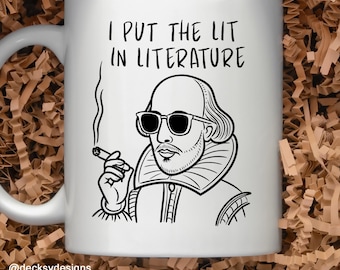 Könnte beinhalten: Weiße Keramiktasse mit einer Schwarz-Weiß-Illustration von William Shakespeare mit Sonnenbrille und Zigarre. Der Text "I PUT THE LIT IN LITERATURE" ist über der Illustration aufgedruckt. Die Tasse hat einen Griff auf der linken Seite.