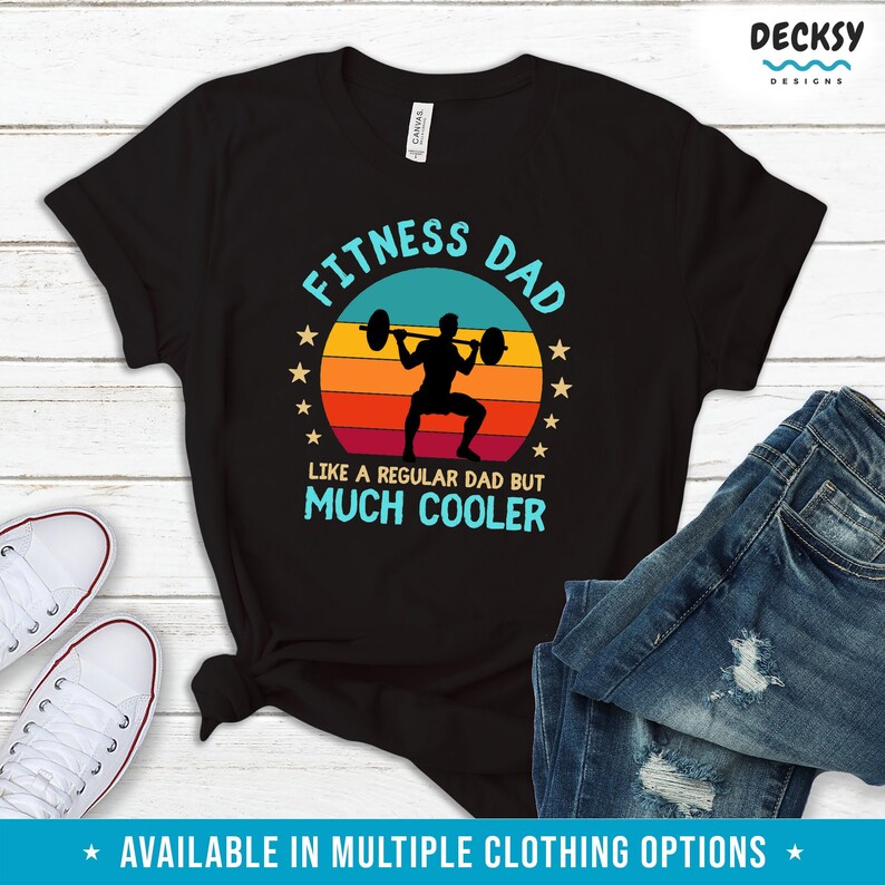 Puede incluir: Camiseta negra con un gr&aacute;fico retro de una persona levantando pesas. El gr&aacute;fico dice "Fitness Dad" y "Like a regular dad but much cooler".