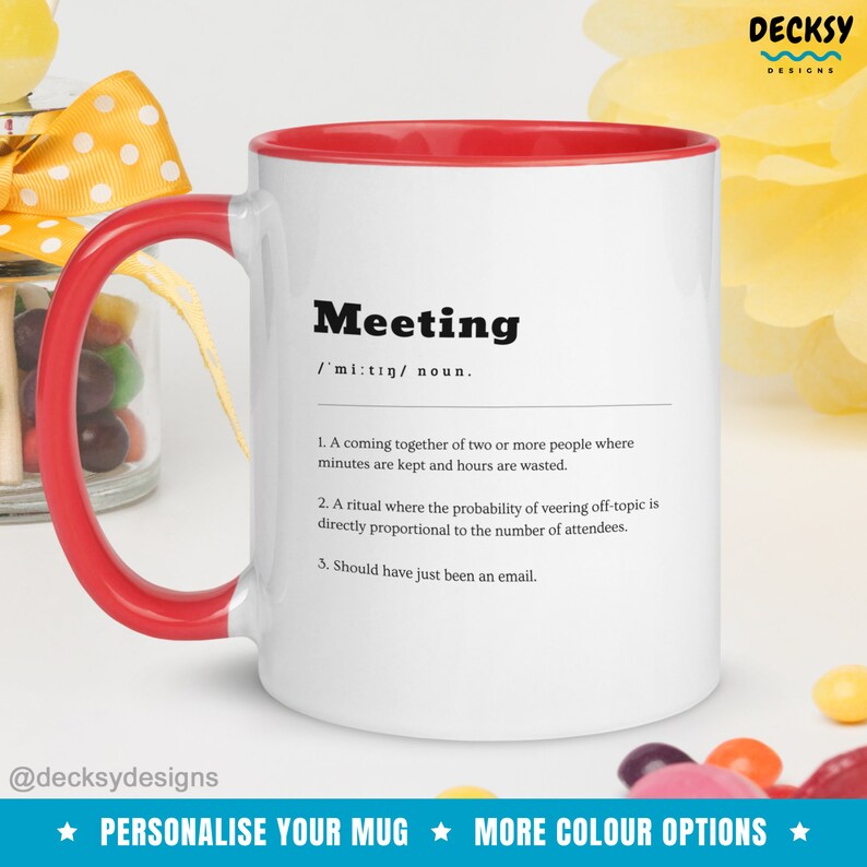 Pode incluir: Caneca de cer&acirc;mica branca com borda e al&ccedil;a vermelhas. A caneca apresenta uma defini&ccedil;&atilde;o humor&iacute;stica da palavra "Reuni&atilde;o" com tr&ecirc;s marcadores. O texto na caneca diz: "Reuni&atilde;o /'mi:tin/ substantivo. 1. Um encontro de duas ou mais pessoas onde s&atilde;o mantidos minutos e horas s&atilde;o desperdi&ccedil;adas. 2. Um ritual onde a probabilidade de desviar do t&oacute;pico &eacute; diretamente proporcional ao n&uacute;mero de participantes. 3. Deveria ter sido apenas um e-mail."