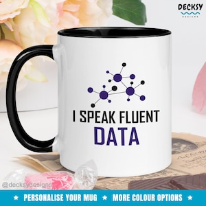 Pode incluir: Caneca de cerâmica branca com borda e alça pretas. A caneca tem um gráfico roxo e preto de uma rede de dados e o texto "Falo dados fluentemente".