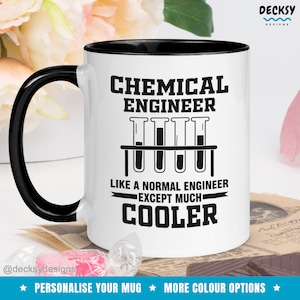 Può includere: Tazza in ceramica bianca con manico e bordo neri. La tazza presenta una grafica nera che dice "Chemical Engineer" con una fila di provette e il testo "Like a normal engineer except much cooler".