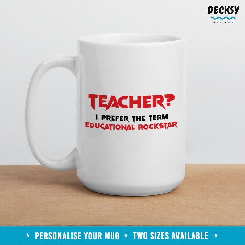 K&ouml;nnte beinhalten: Wei&szlig;e Keramik-Kaffeetasse mit einer roten Grafik, auf der "TEACHER? I PREFER THE TERM EDUCATIONAL ROCKSTAR" steht.