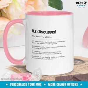 Peut inclure: Mug en c&eacute;ramique blanche avec int&eacute;rieur et anse roses. La tasse pr&eacute;sente l'expression "As discussed" avec une d&eacute;finition et plusieurs points num&eacute;rot&eacute;s. Le bas de la tasse porte le texte "Personalise your mug" et "More colour options".