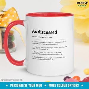 Peut inclure: Mug en c&eacute;ramique blanche avec int&eacute;rieur et anse rouges. La tasse pr&eacute;sente l'expression "As discussed" avec des d&eacute;finitions. Le texte "PERSONNALISEZ VOTRE MUG" et "PLUS D'OPTIONS DE COULEURS" est visible en bas.