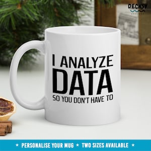 Pode incluir: Caneca de cerâmica branca com texto preto que diz "Eu analiso dados para que você não precise".