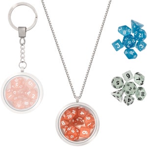 Può includere: Una collana e un portachiavi d'argento con ciondoli rotondi che contengono una collezione di dadi. I dadi sono di diversi colori, tra cui rosa, blu e verde.
