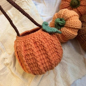 EASY Halloween pumpkin bucket crochet pattern. Trick or treat candy crochet bag. Instant download