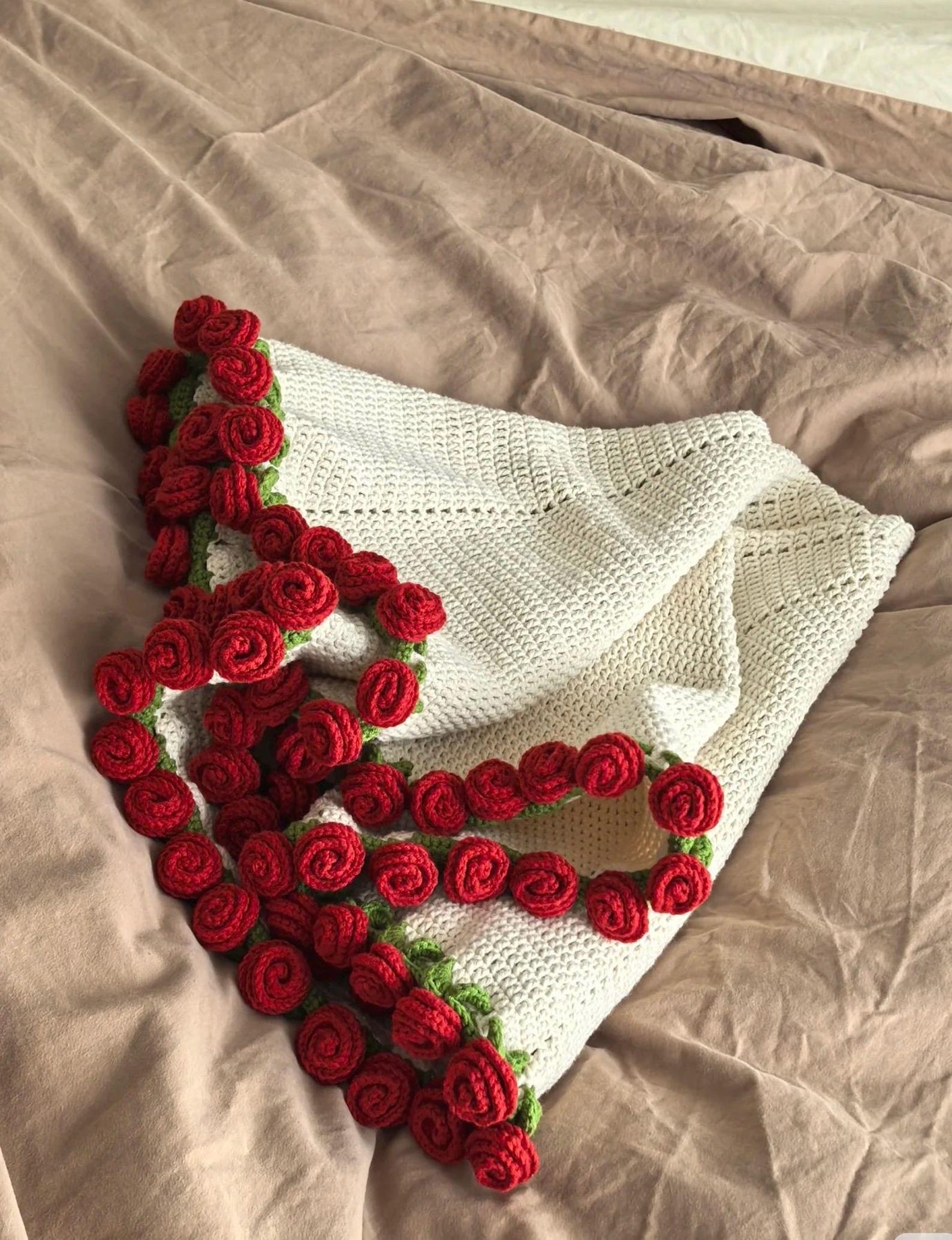 Viral Rose Flower Blanket Crochet Pattern – Valentine’s Rose Bouquet ...