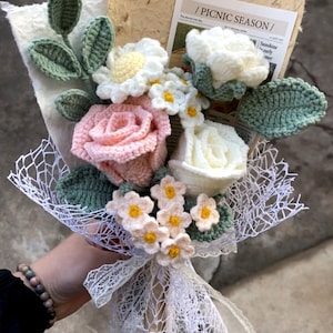 Crochet floral arrangement pattern set with detailed crochet roses, tulips, and sunflowers made with yarn for DIY bouquet and craft decoration.