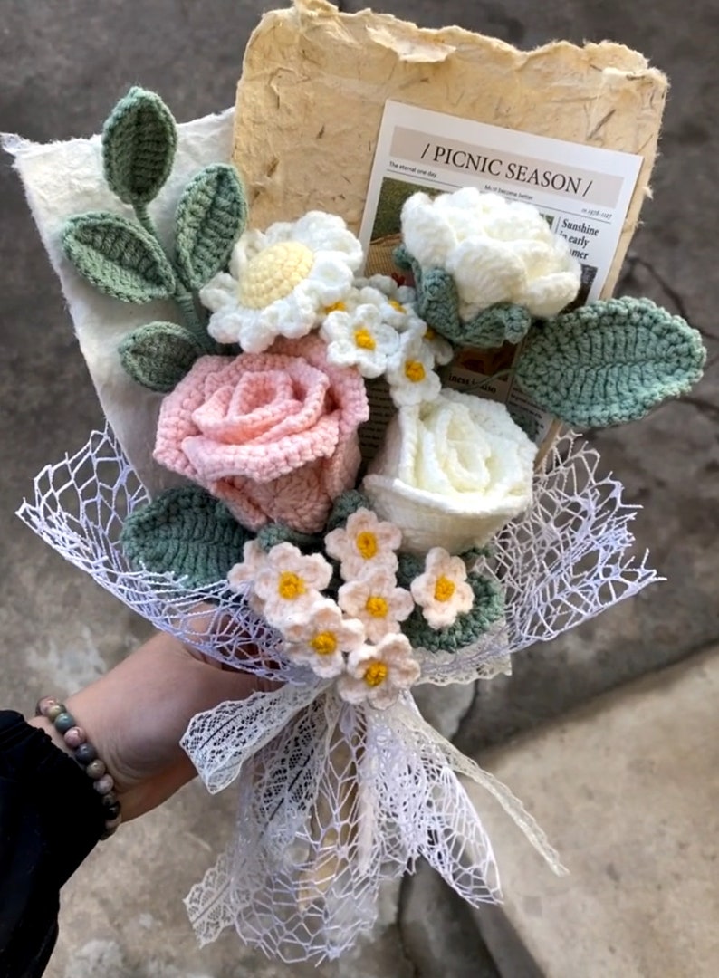 Crochet floral arrangement pattern set with detailed crochet roses, tulips, and sunflowers made with yarn for DIY bouquet and craft decoration.