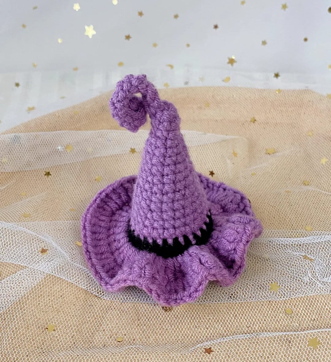 ハロウィンの魔女帽子ヘアピンの簡単なかぎ針編みパターン。魔法使いの