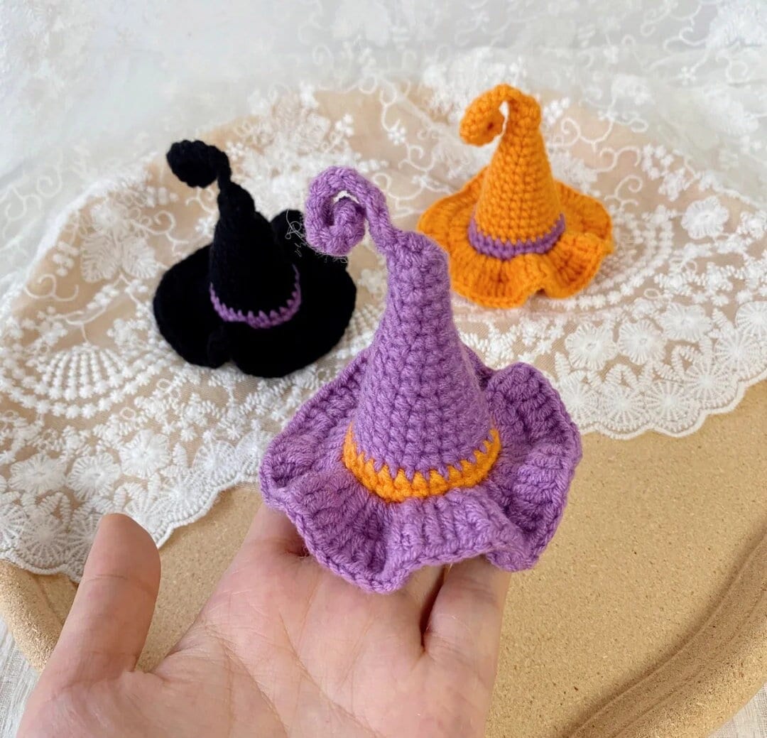 ハロウィンの魔女帽子ヘアピンの簡単なかぎ針編みパターン。魔法使いの