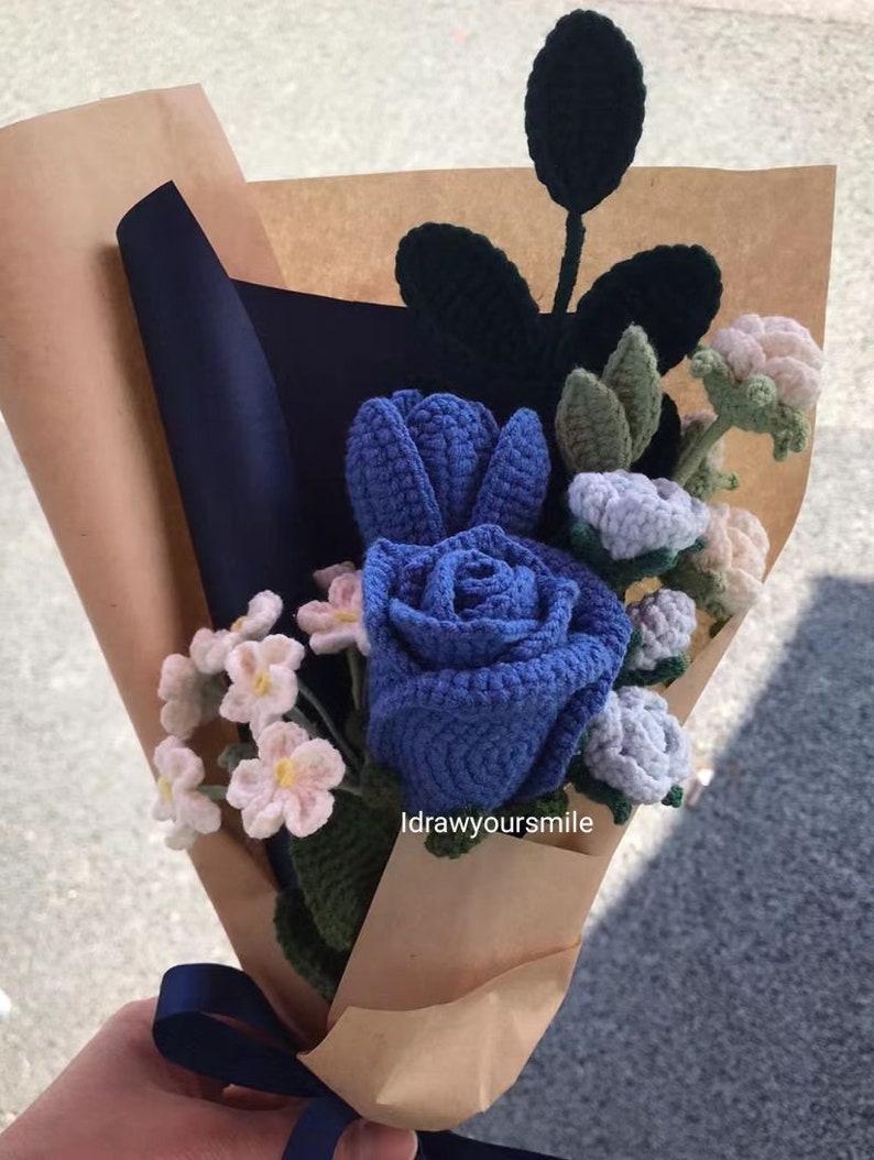 Handmade crochet flower patterns bundle with lifelike yarn bouquets, featuring crochet roses, tulips, and sunflowers for DIY crafts, decorative arrangements, and gift-making.