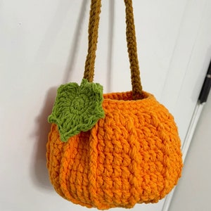 EASY Halloween pumpkin bucket crochet pattern. Trick or treat candy crochet bag. Instant download