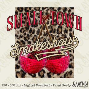 Op de afbeelding: Een digitaal ontwerp met de tekst "SMALL TOWN" in het rood, boven "Smokeshows", en twee rode discobal kersen. De achtergrond heeft een luipaardprint.