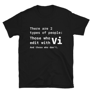 Bearbeiten in Vi | Kurzarm Unisex T-Shirt | Lustige Linux-Programmierung Shirt | Software-Entwickler Unix Dev Coder Shirt | Tech-Geschenk-Shirt