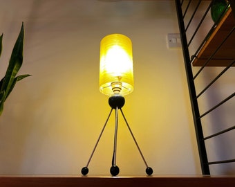Vintage 1950 s Atomic Tripod Lamp 1950 s Fibreglass Shade sputnik