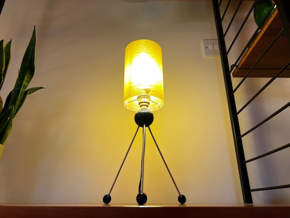 Vintage 1950 s Atomic Tripod Lamp 1950 s Fibreglass Shade sputnik