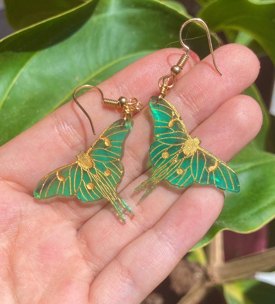 Smaragd Luna Motten Ohrringe mit Goldschimmer | Leicht und einzigartig