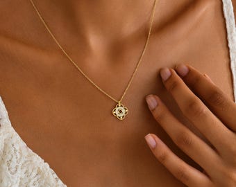 Colar com Trevo de Quatro Folhas, Pingente Botânico em Prata, Joia Inspirada na Natureza para o Dia a Dia, Presente Significativo e Atraente para Mulheres