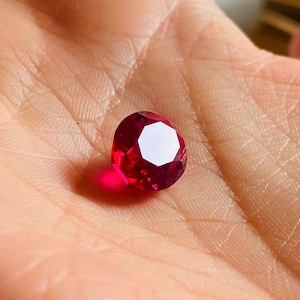 Rubis Verneuil synthétique ovale 10x12 mm – pierre rouge intense taillée main dessus damier – gemme vintage de qualité pour bijoux