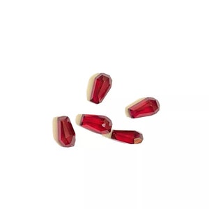 Op de afbeelding: Vijf rode, kistvormige glazen kralen. De kralen zijn gefacetteerd en hebben een glanzende afwerking.