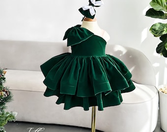 Green Velvet Girls’ Christmas Dress with One Shoulder Ruffle and Matching Bow