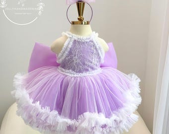 Abito da bambina in tulle color lavanda fatto a mano: perfetto per un servizio fotografico di compleanno.