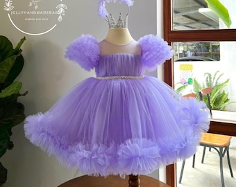 Abito da principessa in tulle color lavanda con maniche a sbuffo, vestito da damigella d'onore, completo viola per il compleanno della bambina, vestito da fata per servizio fotografico.
