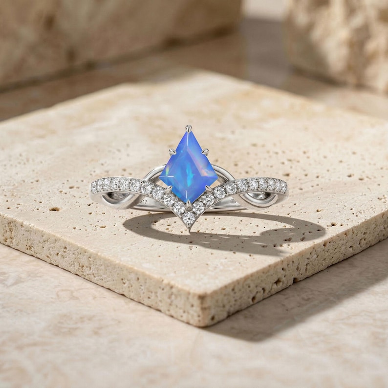 Bague solitaire en opale, bague en opale bleue sertie d'un motif en V ...