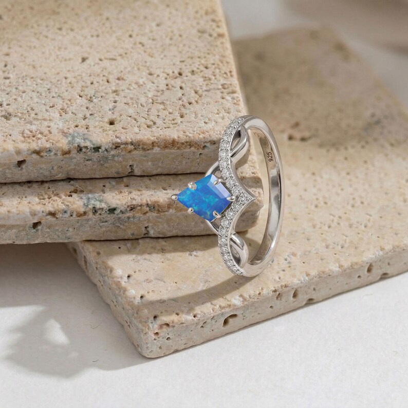 Bague solitaire en opale, bague en opale bleue sertie d'un motif en V ...